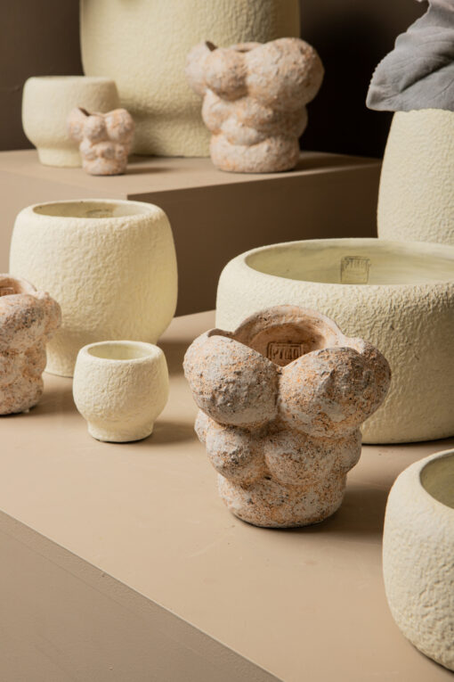 evelynn white round cement pot on base xl
