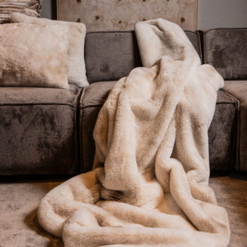 linde offwhite faux fur plaid in giftbox 150 x 200